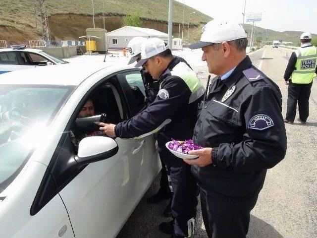 Yozgat Polisinden Çikolatalı Emniyet Kemeri Uygulaması