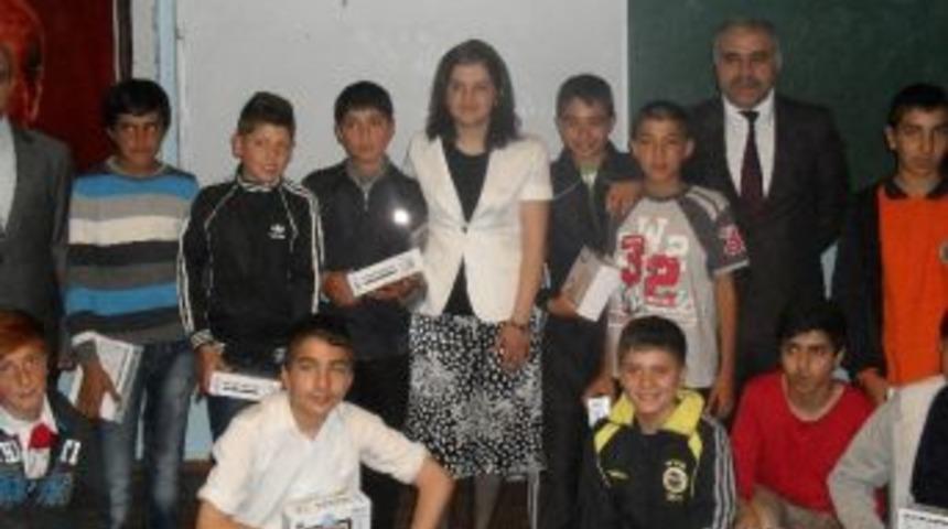 Sabah Namazına Gelen &Ccedil;ocuklara Tablet Bilgisayar Dağıtıldı