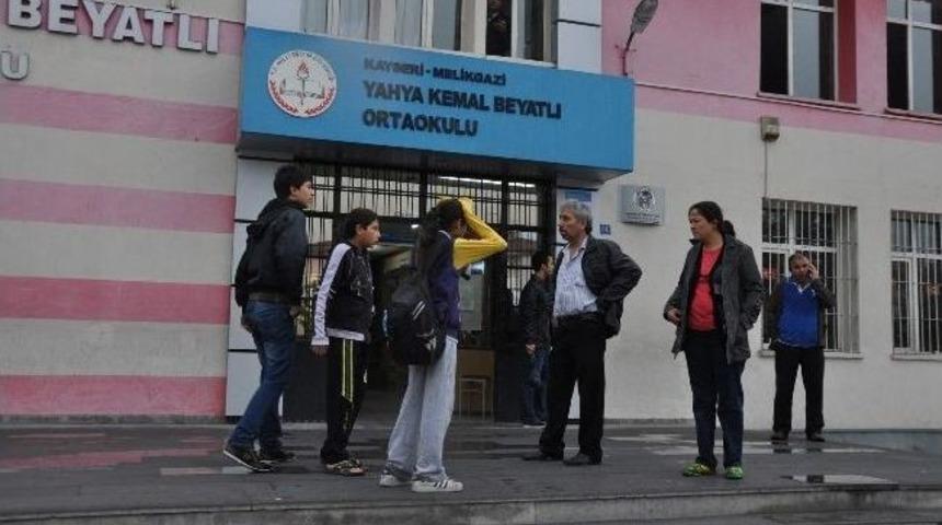 &Ouml;ğrenciler Yanan Naftalinden Zehirlendi