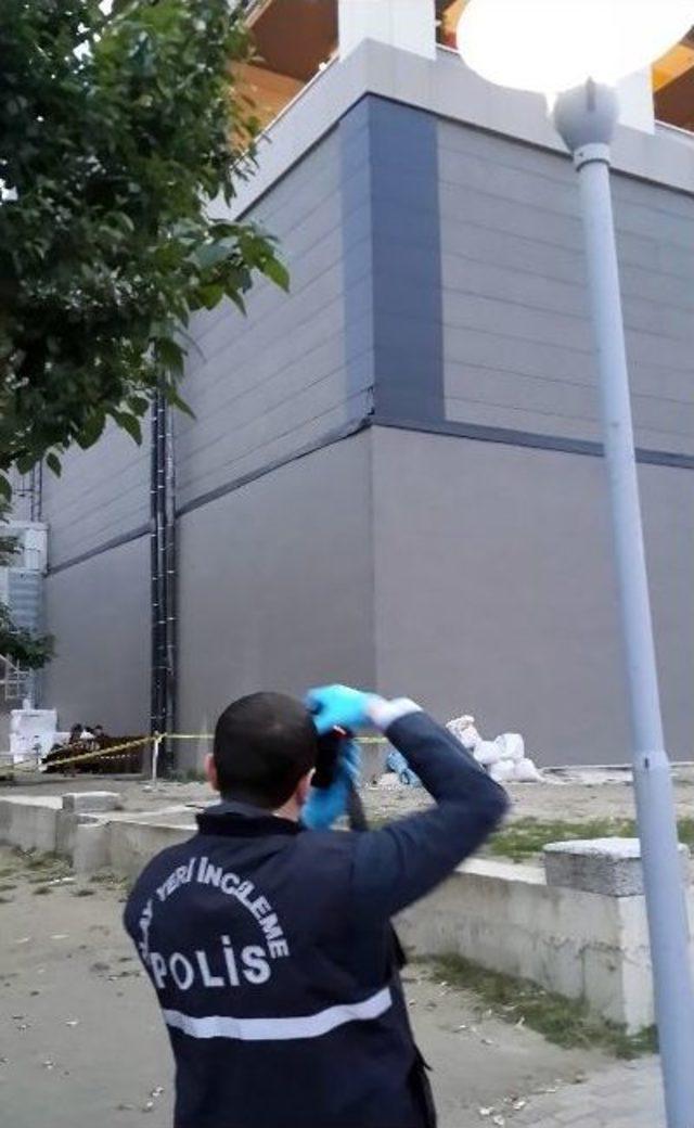 Alışveriş Merkezinden Atlayan Genç Hastanede Hayatını Kaybetti 2