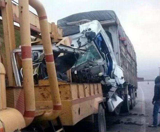 Kamyon Tır a Çarptı: 1 Ölü, 1 Yaralı 3