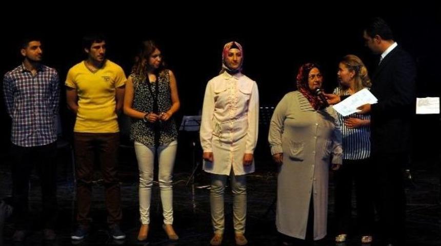 Diyarbakır'da Polisler Eşleriyle Birlikte K&uuml;rt&ccedil;e-t&uuml;rk&ccedil;e Şarkılar S&ouml;yledi