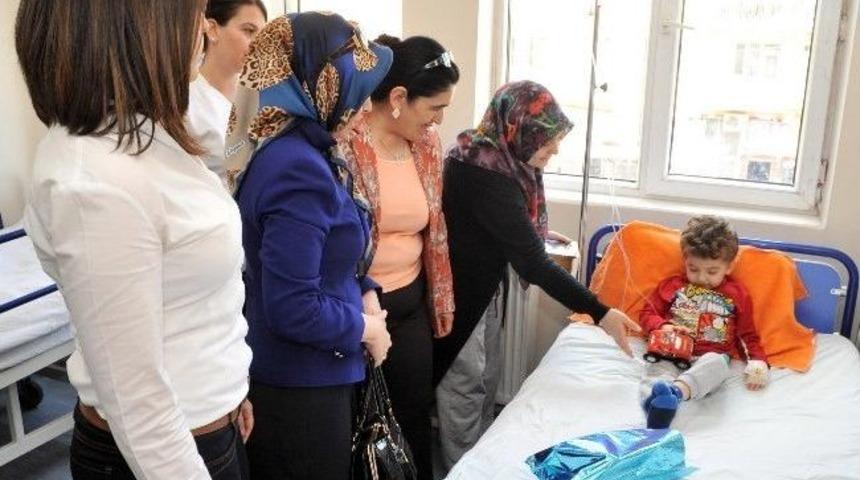 Protokol Eşlerinden Kadın Doğum Ve &Ccedil;ocuk Servisine Ziyaret