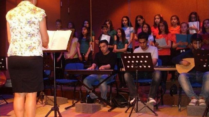 Barış Ve Kardeşlik İ&ccedil;in &Ouml;ğrenciler Yedi Dilde Konser Verdi