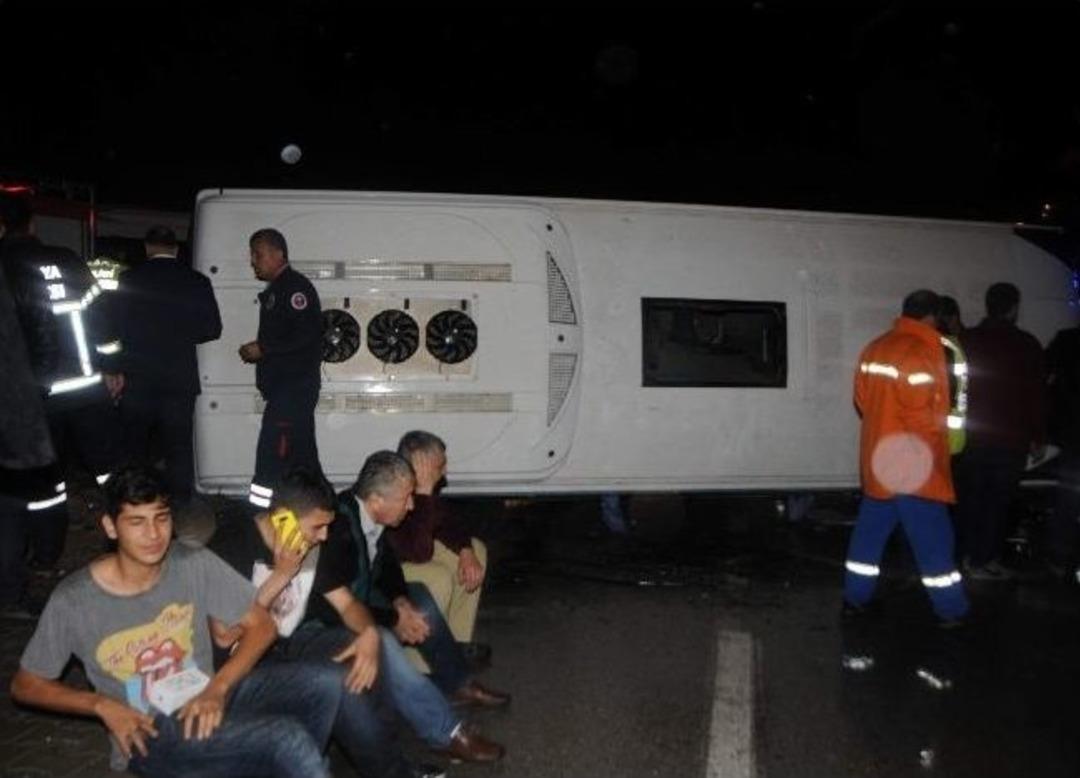 Antalya'da Otel Personel Mid&uuml;b&uuml;s&uuml; Yan Yattı: 14 Yaralı