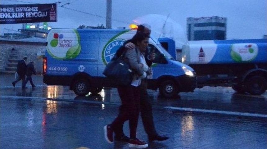 İstanbul G&uuml;ne Yağmurla Uyandı