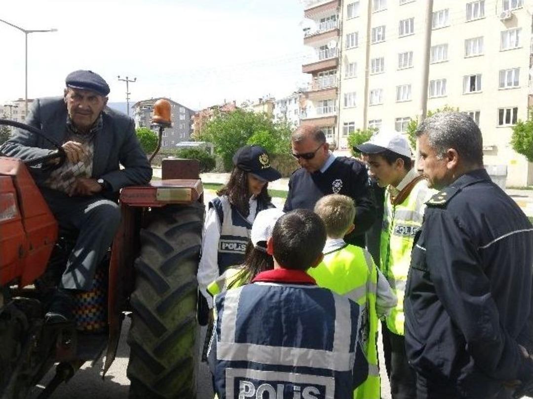 Tosya'da &Ouml;ğrenciler Trafik Haftasında Karanfil Dağıttı