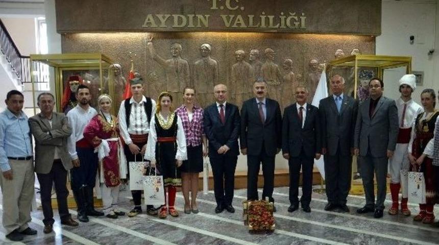 Vali Ayyıldız, &Ccedil;ilek Festivalinin Yabancı Konuklarını Ağırladı