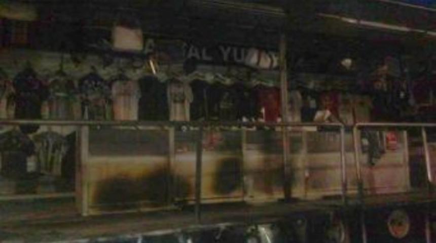 Beşiktaş&rsquo;ın &Uuml;r&uuml;n Satış Tır'ı Yandı