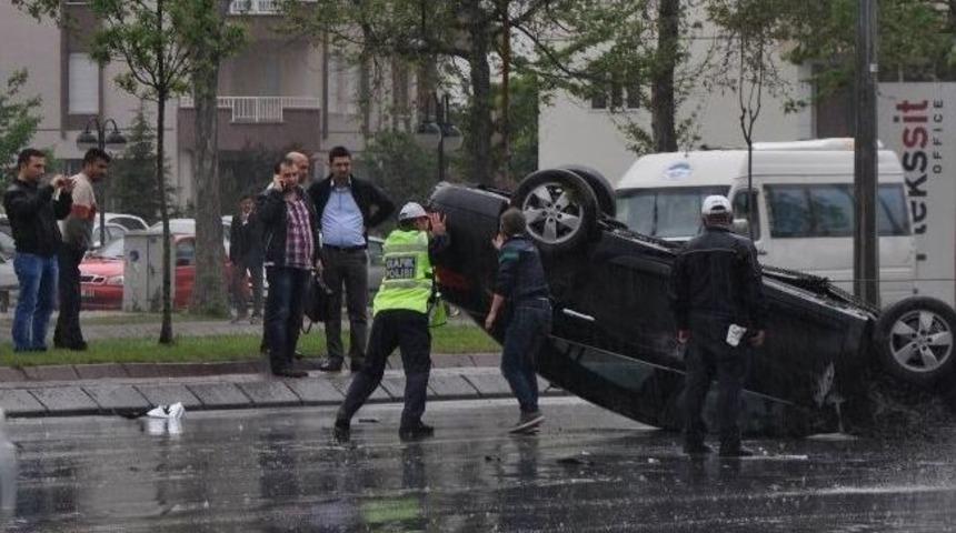 Sağanak Yağmura Aldırmadan Kazayı Seyrettiler