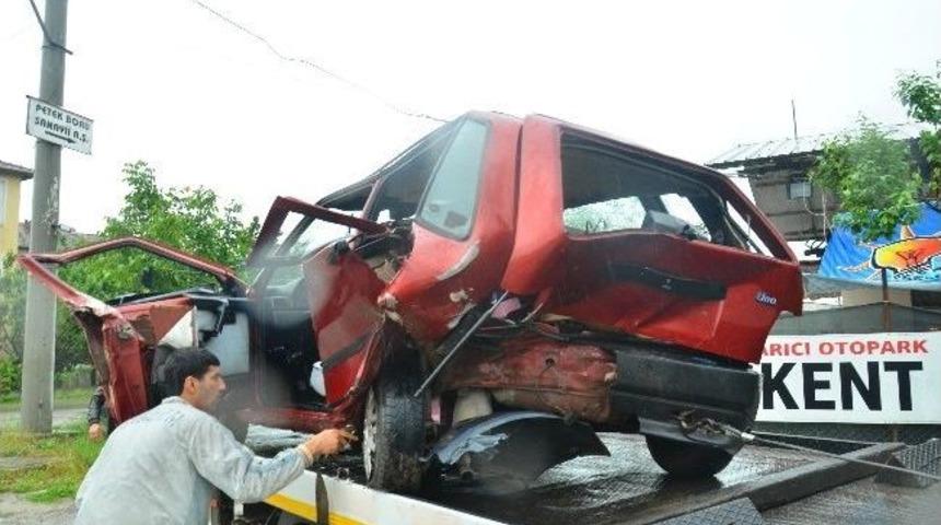 Kocaeli&rsquo;de Trafik Kazası: 2 Yaralı