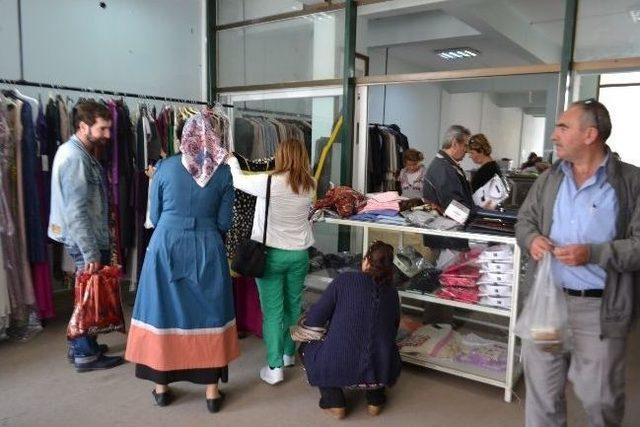 Urla Gönül Elçileri Derneği Kermes Düzenledi