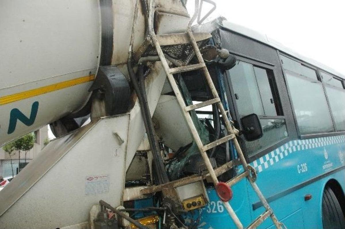 &Ouml;zel Halk Otob&uuml;s&uuml; Beton Mikserine &Ccedil;arptı: 14 Yaralı