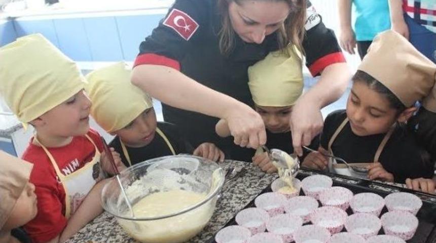 Gamek Aş&ccedil;ıları Minik Ellerle Birlikte Pasta Yaptı