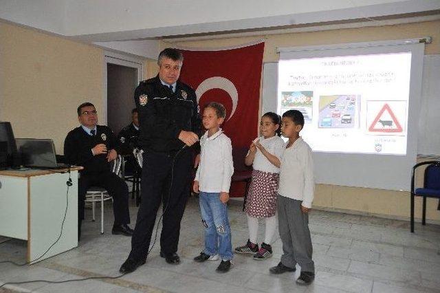 Öğrenciler Trafik Kurallarını Öğreniyor