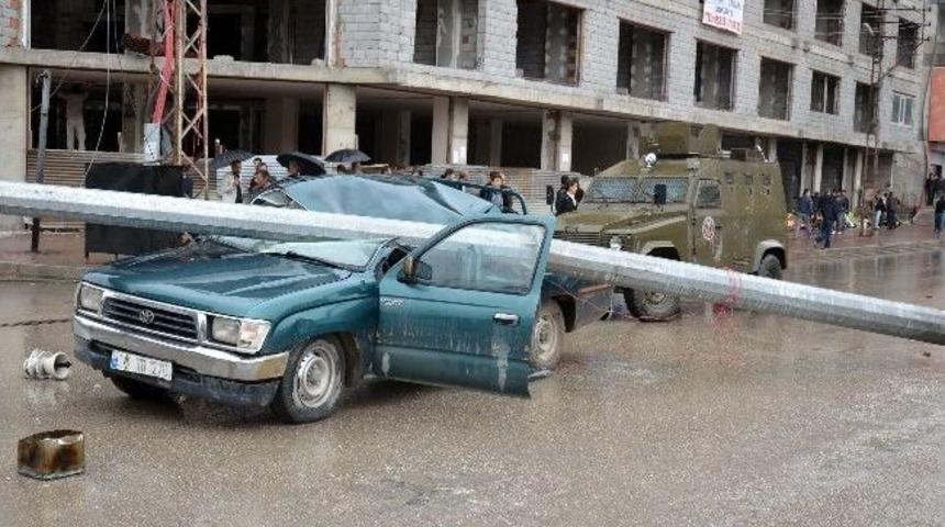 Hakkari'de Mobese Direği Devrildi: 1 Yaralı
