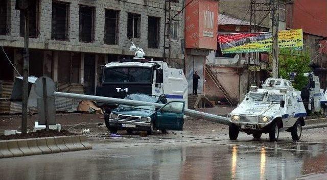 Hakkari'de Mobese Direği Devrildi: 1 Yaralı