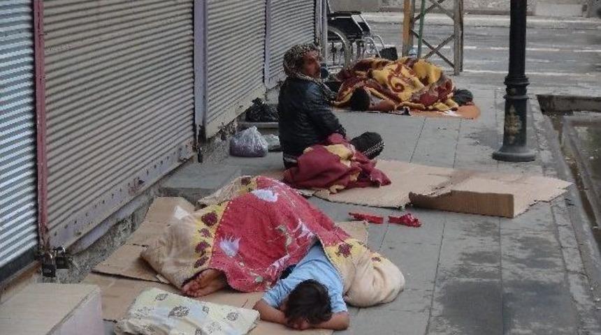 Suriyeli M&uuml;lteciler Geceyi Kaldırımda Ge&ccedil;irdi