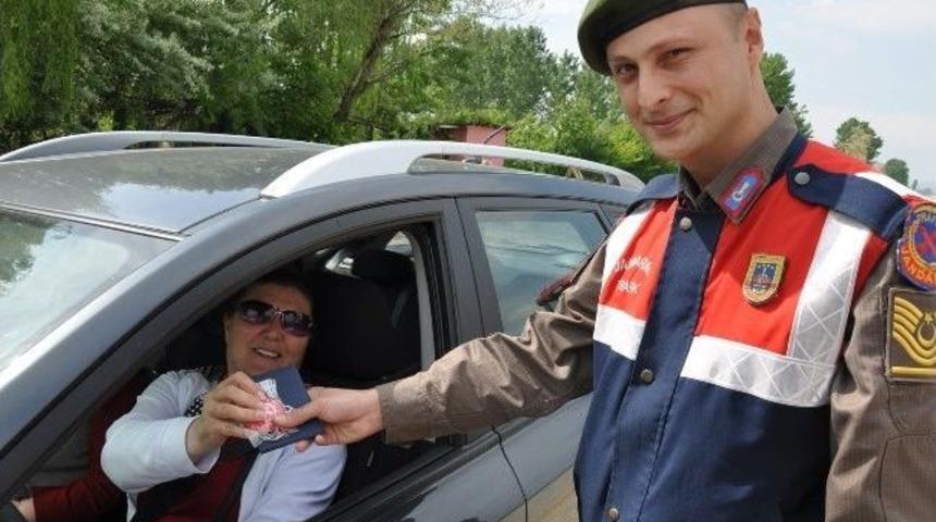 Jandarmadan S&uuml;r&uuml;c&uuml;lere Ceza Yerine Hediye