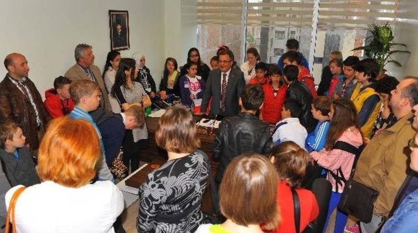 Comenius Programı Kapsamında Trabzon&rsquo;a Gelen &Ouml;ğrencileri, Başkan Gen&ccedil; Makamında Ağırladı