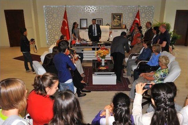 Comenius Programı Kapsamında Trabzon’a Gelen Öğrencileri, Başkan Genç Makamında Ağırladı