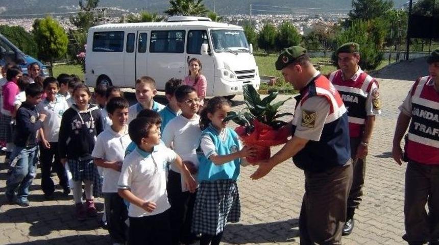 Akb&uuml;kl&uuml; &Ouml;ğrencilerden Jandarmaya Anlamlı Ziyaret