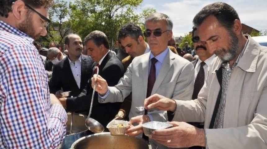 Vali Ataklı Vatandaşa Aşure İkram Etti