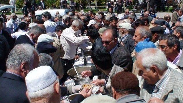 Vali Ataklı Vatandaşa Aşure İkram Etti 1
