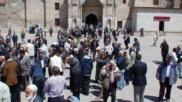 Vali Ataklı Vatandaşa Aşure İkram Etti 2