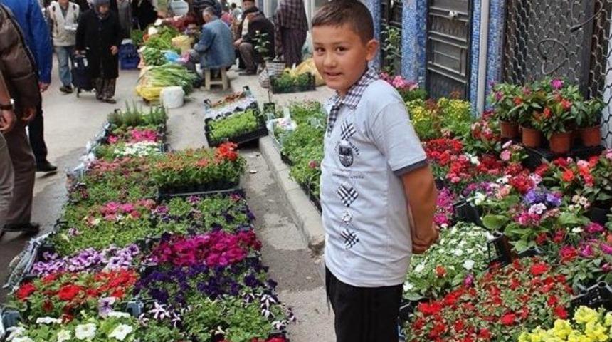 Tavşanlı Ev Ve Bah&ccedil;elerini S&uuml;sl&uuml;yor