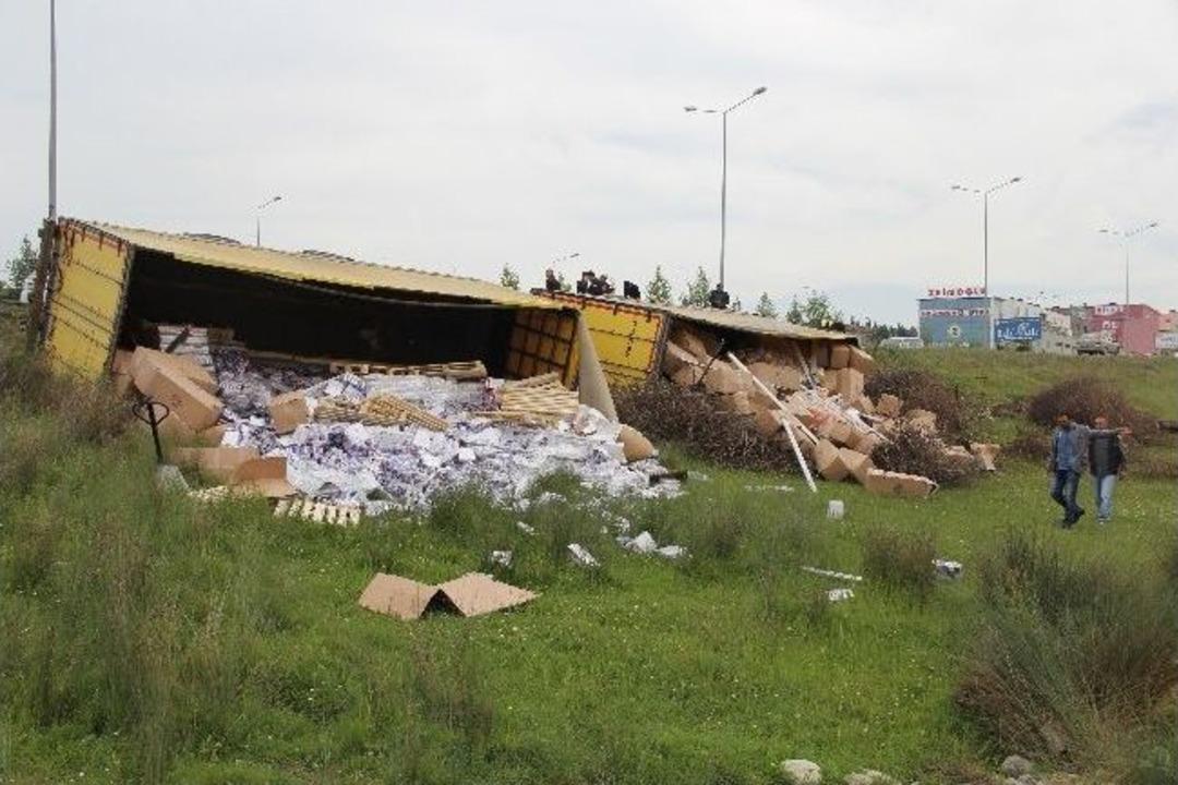 Tır Şarampole Devrildi: 2 Yaralı