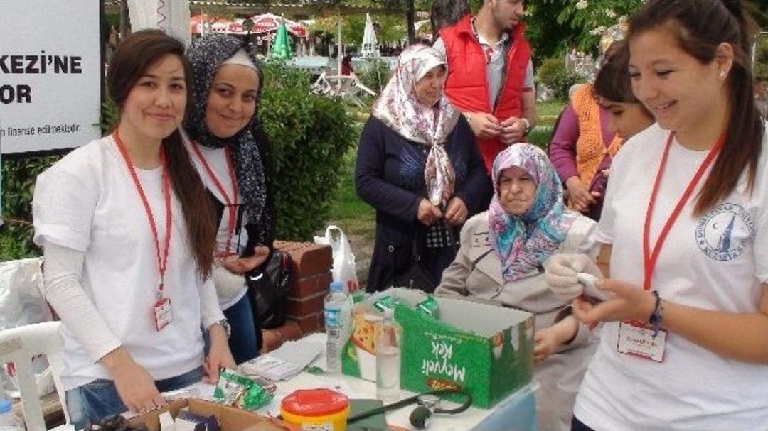 Gediz Sağlık Hizmetleri Meslek Y&uuml;ksekokulu &Ouml;ğrencilerinden Halka &Uuml;cretsiz Sağlık Taraması