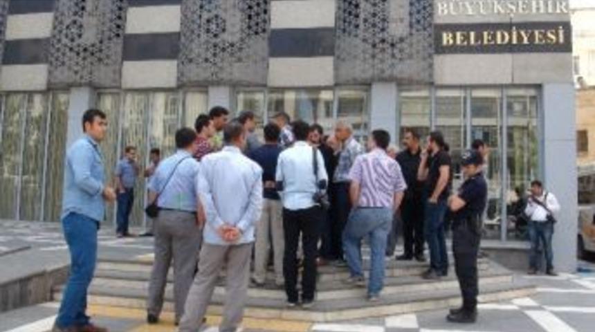 İşten &Ccedil;ıkarılan Belediye İş&ccedil;ilerinin Tepkisi S&uuml;r&uuml;yor!