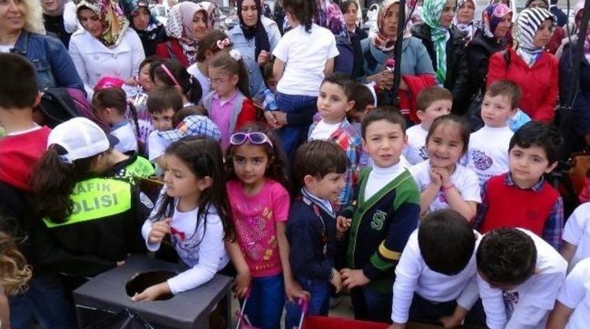 Minikler Yağmurdan Tır Dorsesinin Altına Girerek Korundu