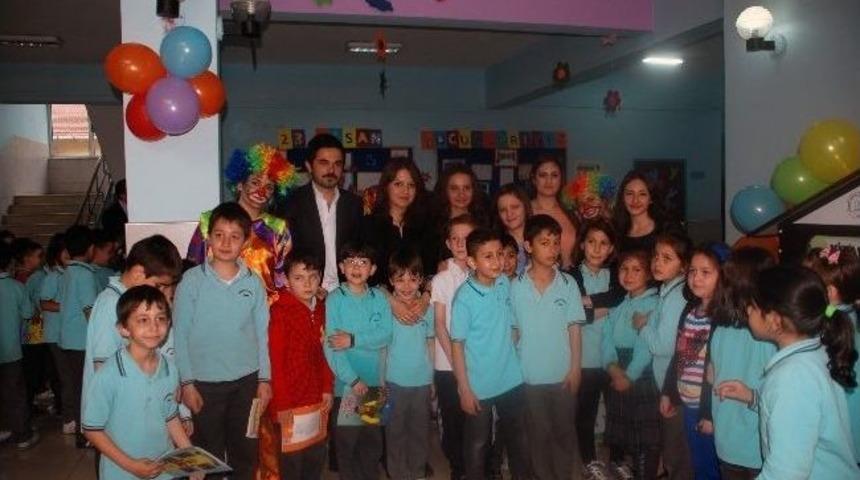 &Uuml;niversite &Ouml;ğrencileri&rsquo;nden Oyuncak Ve Kitap Kumbarası