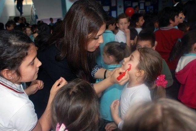 Üniversite Öğrencileri’nden Oyuncak Ve Kitap Kumbarası