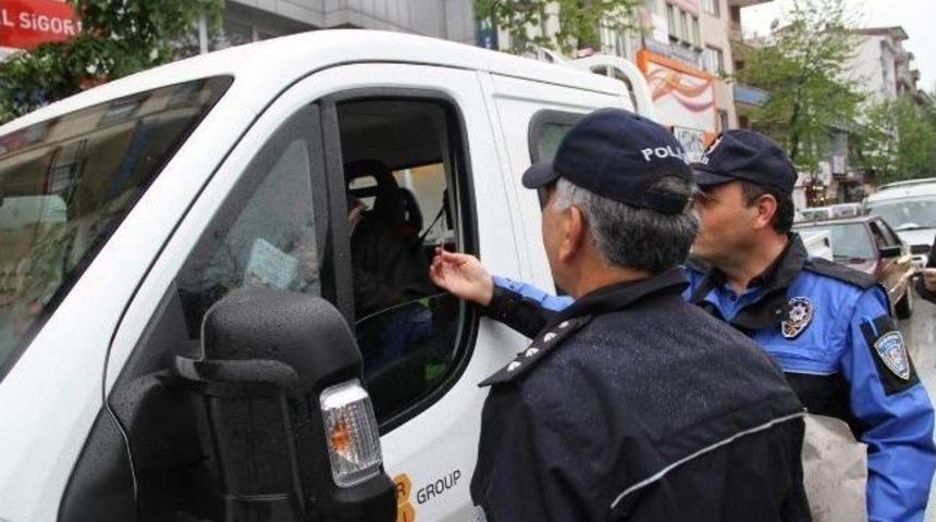 Boz&uuml;y&uuml;k'te S&uuml;r&uuml;c&uuml;lere Karanfil Dağıtıldı