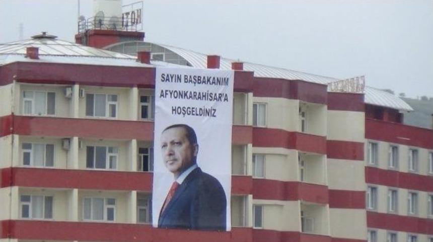 Başbakan Erdoğan İ&ccedil;in Asılan Pankart İlgi &Ccedil;ekti