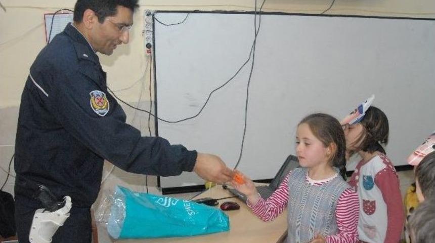 Emniyet &Ouml;ğrencileri Bilin&ccedil;lendiriyor