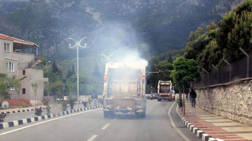 Kasasında Yangın &Ccedil;ıkan Kamyonu, Itfaiyeye G&ouml;t&uuml;rd&uuml;