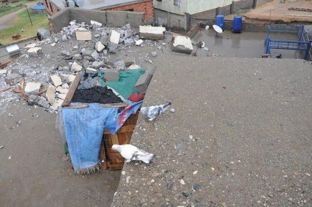 Silopi&rsquo;de &Ccedil;ıkan Şiddetli Fırtına Minare Yıktı 1