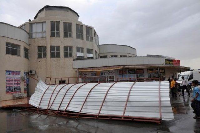 Silopi&rsquo;de &Ccedil;ıkan Şiddetli Fırtına Minare Yıktı 2