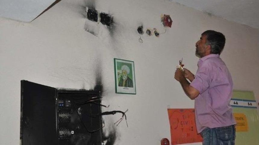 Muş&rsquo;ta Elektrik Direğine Yıldırım &Ccedil;arptı