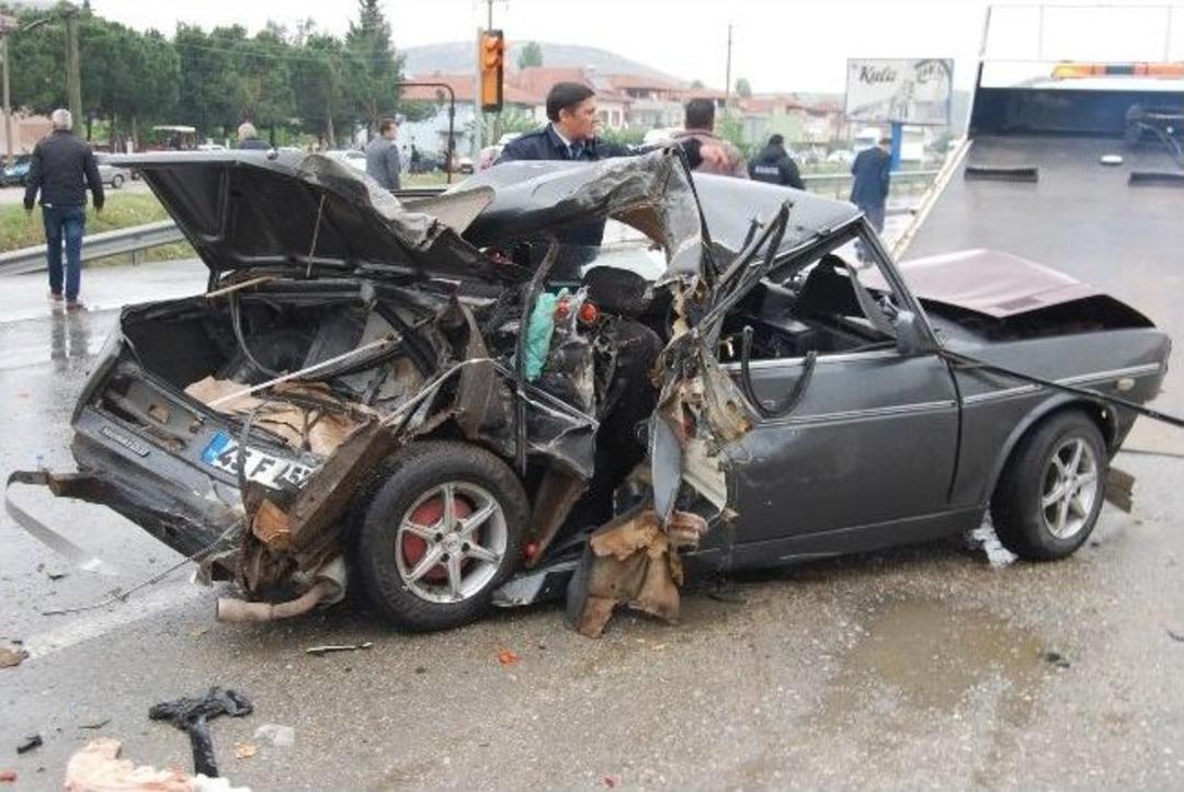 Frenleri Boşalan Kamyon Otomobile &Ccedil;arptı: 4 Yaralı