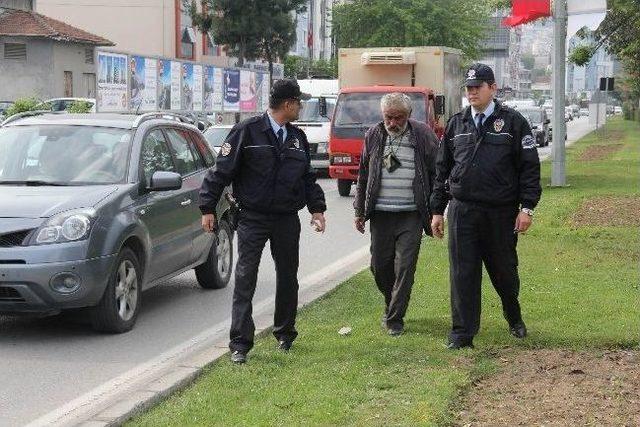 Yol Ortasında Uyuya Kaldı, Polisi Alarma Geçirdi 3