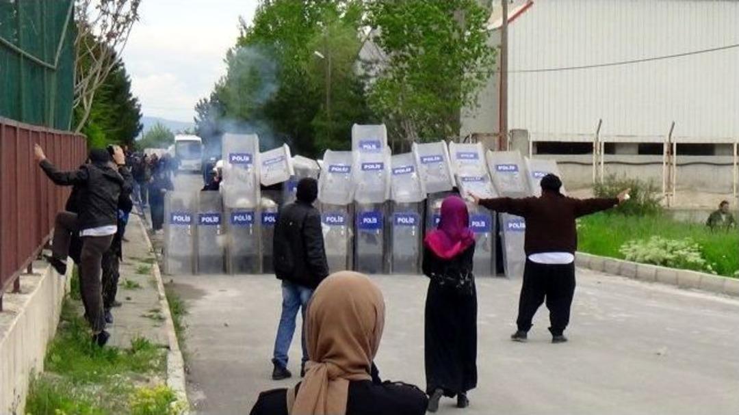 İbda-c&rsquo;den Cezaevi &Ouml;n&uuml;nde Taşlı Sopalı Eylem