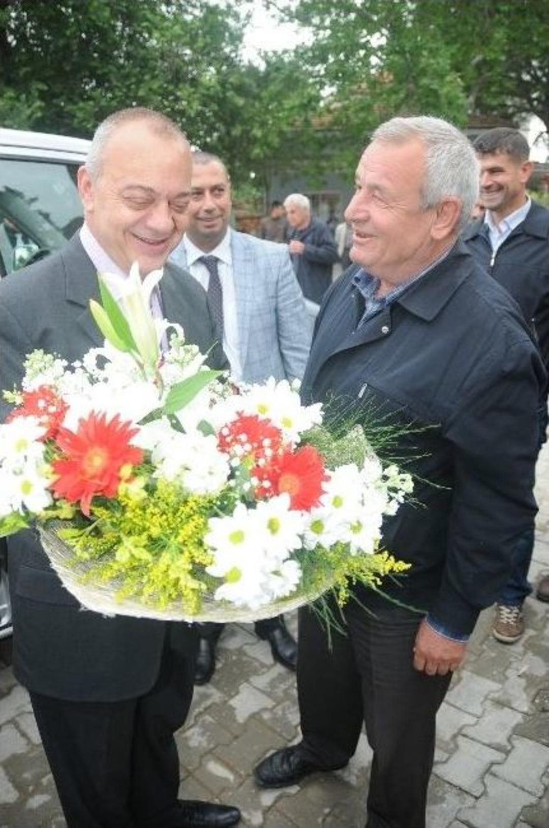 Başkan Erg&uuml;n &Ccedil;i&ccedil;eklerle Karşılandı