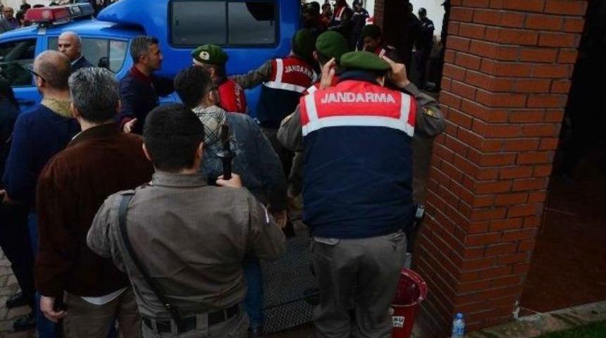 Taciz İddiasıyla G&ouml;zaltına Alınan Şahsa Lin&ccedil; Girişimi