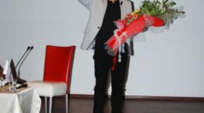 &Ouml;zg&uuml;r Akın Sel&ccedil;uk &Ouml;ğrencileriyle S&ouml;yleşide Buluştu