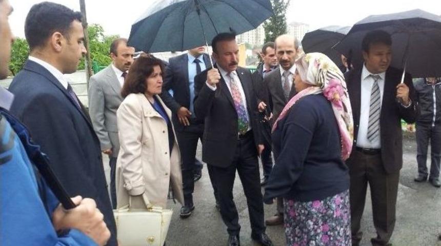 Başkan Doğan Yağmur Altında Mahalleleri Gezdi